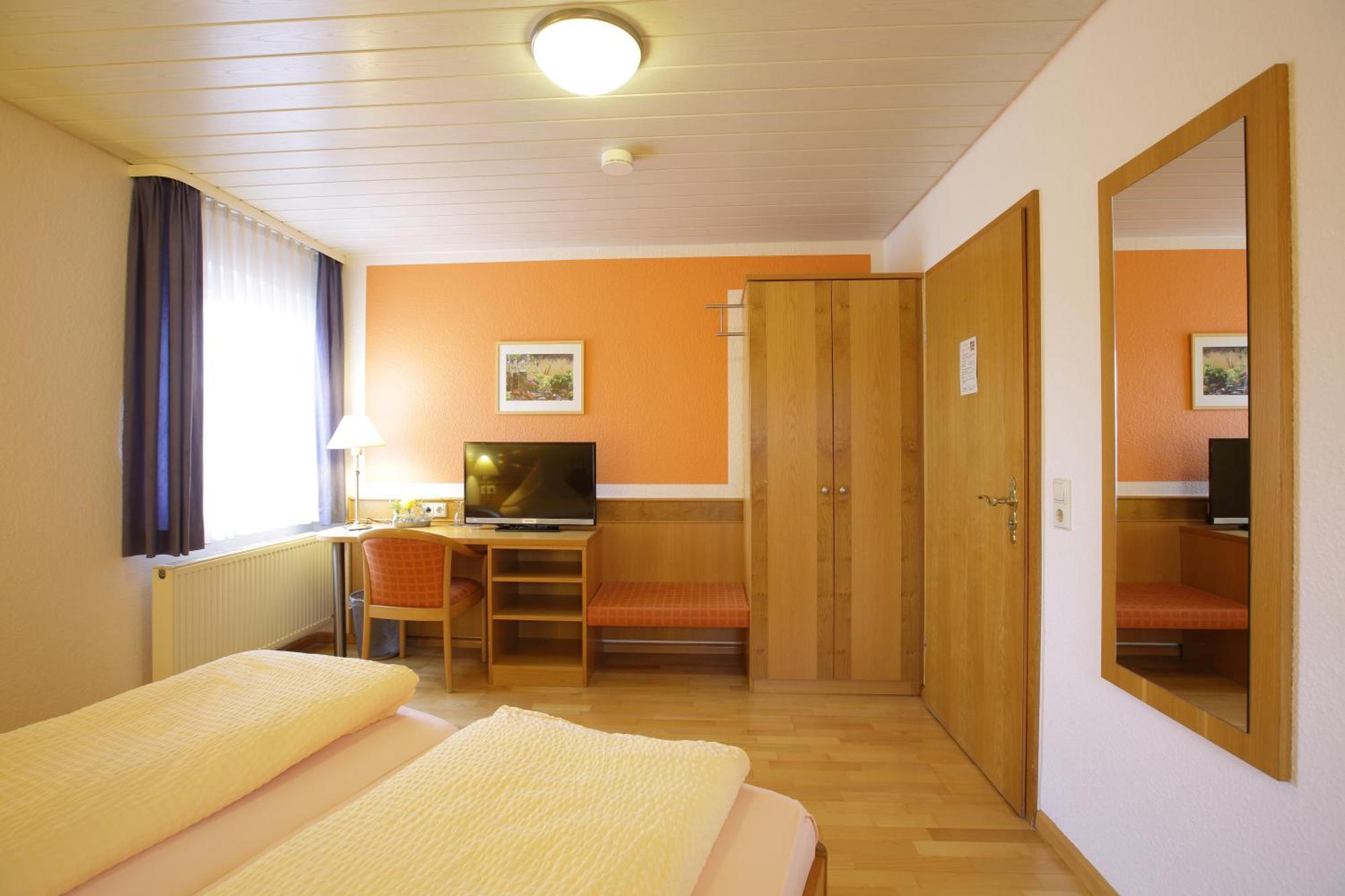 Hotel-Restaurant Gasthof Adler นอยเอนบวร์ก อัม ไรน์ ภายนอก รูปภาพ