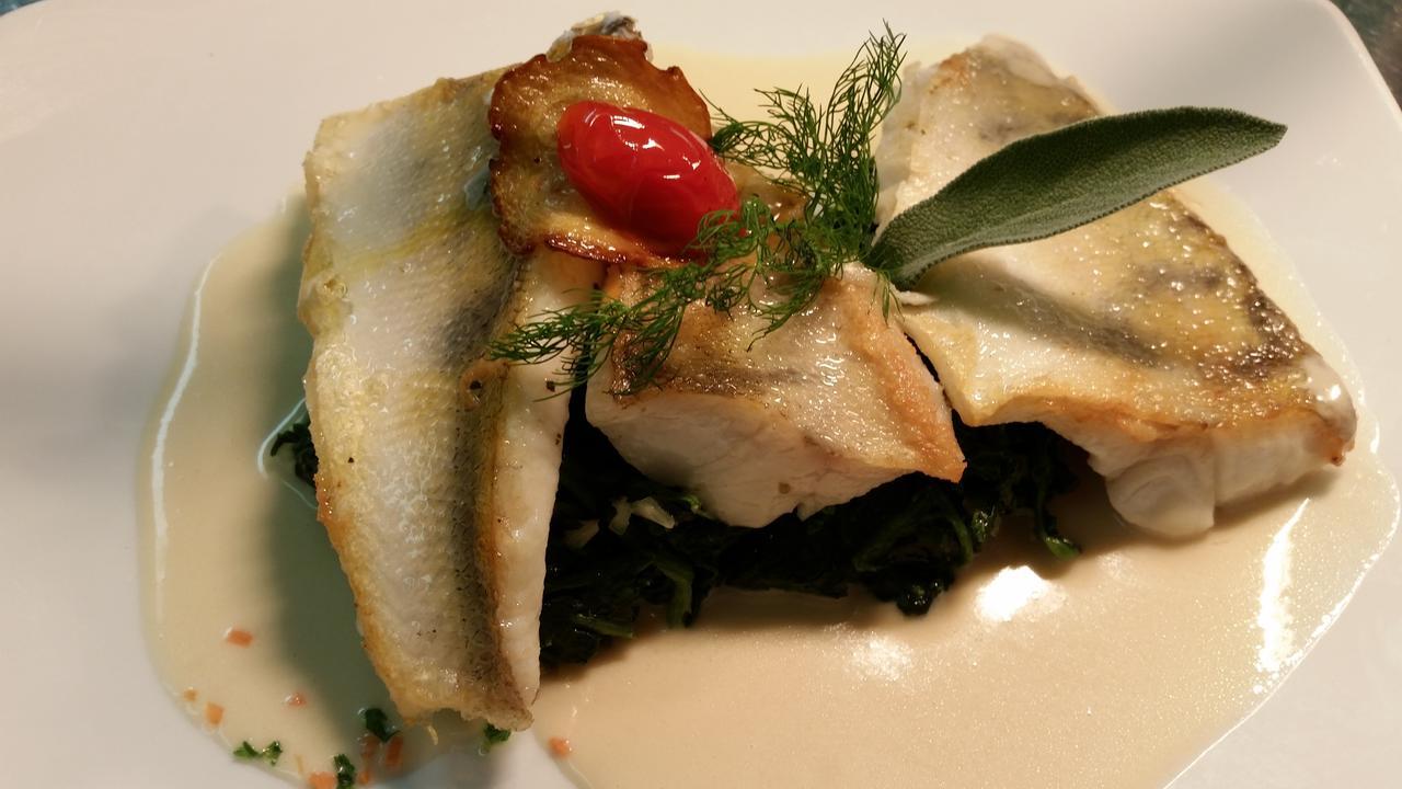 Hotel-Restaurant Gasthof Adler นอยเอนบวร์ก อัม ไรน์ ภายนอก รูปภาพ