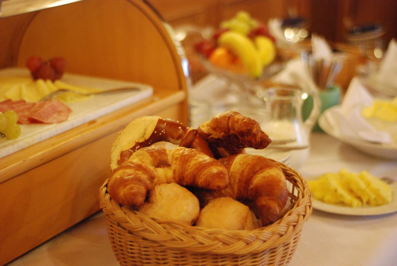 Hotel-Restaurant Gasthof Adler นอยเอนบวร์ก อัม ไรน์ ภายนอก รูปภาพ